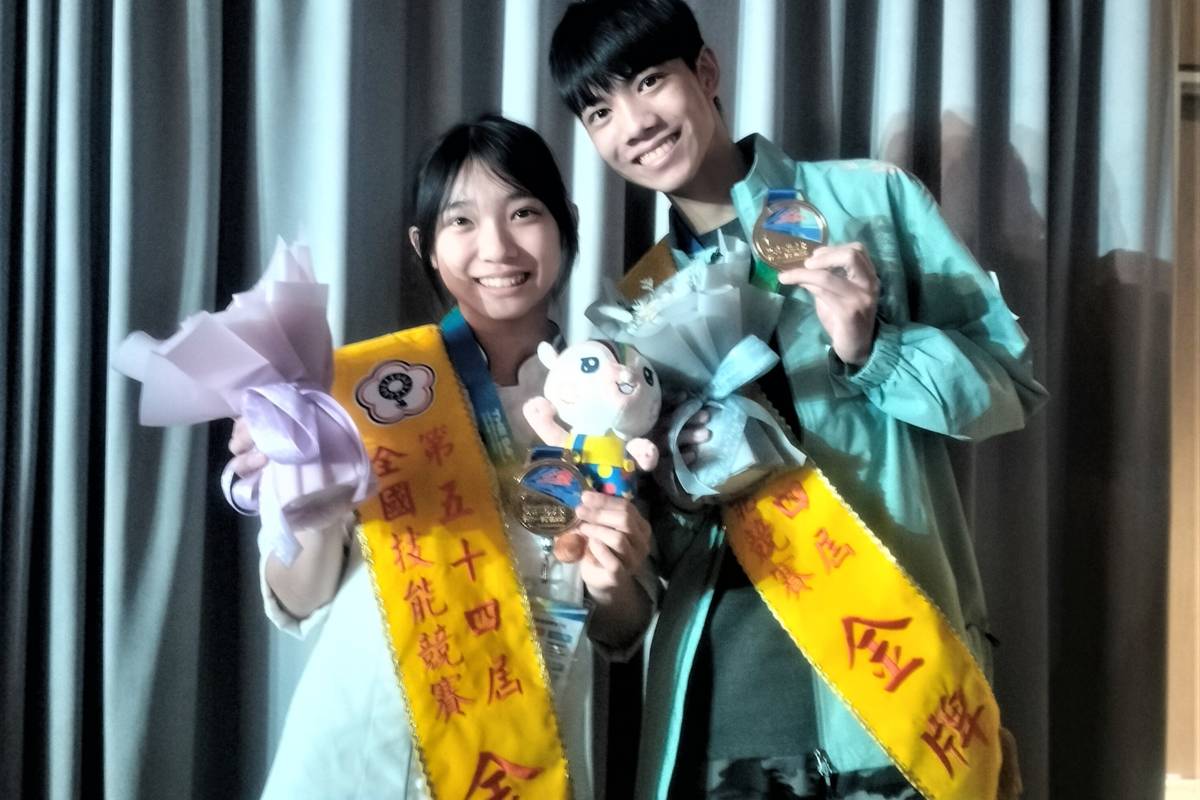 姊弟選手雙獲金牌，弟弟洪翊恩獲青少年組商務軟體設計金牌，姐姐洪翎珊獲青年組西點