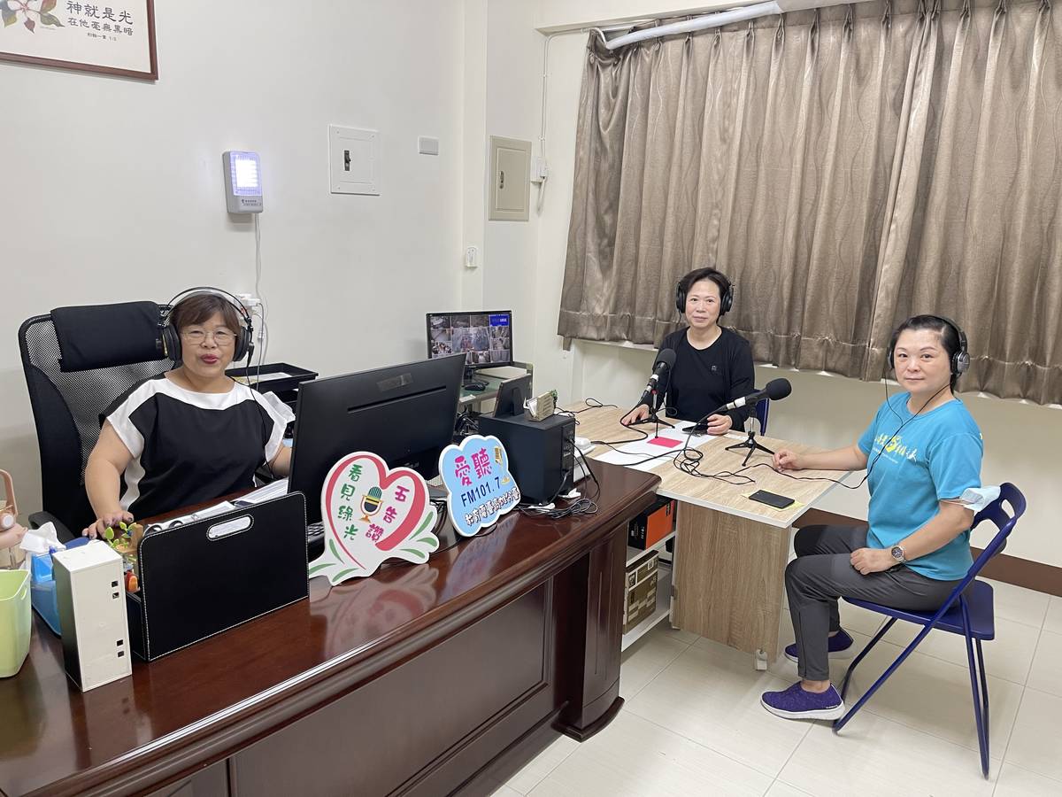 衡山基金會南區主任陳香靜女士(中),衡山行善團總幹事袁研綾(右)