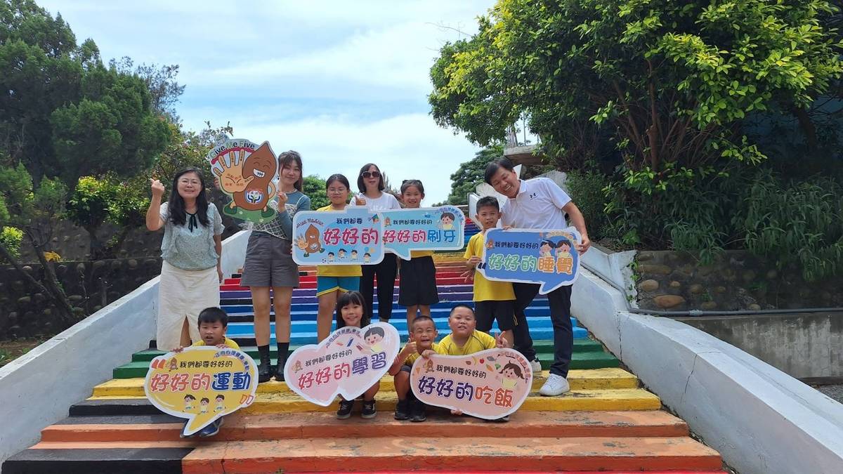 111學年度健康促進學校輔導計畫前後測成效評價成果報告-優良-苗栗縣後龍鎮溪州國小 -採訪合照