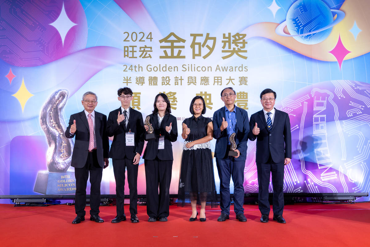 國科會吳誠文主委頒發應用組金獎予虎尾科技大學團隊「AI智能互動桌球拍」。(主辦單位提供)
