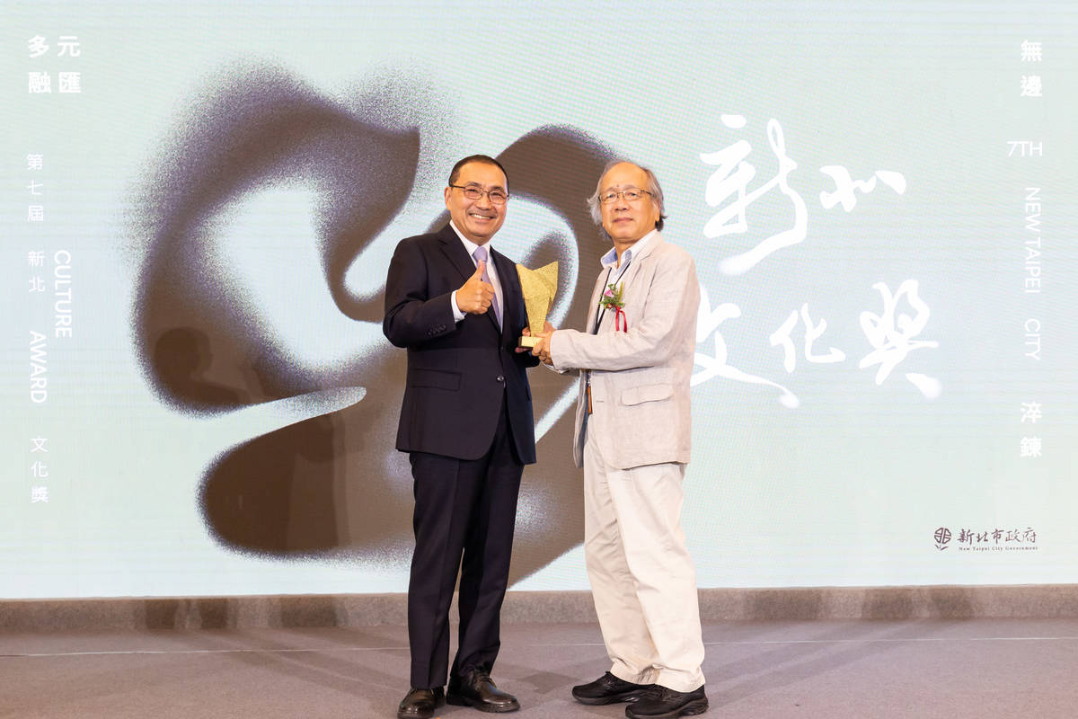 新北市長侯友宜(左)頒發獎座給國內知名考古學與民族學者劉益昌(右)。