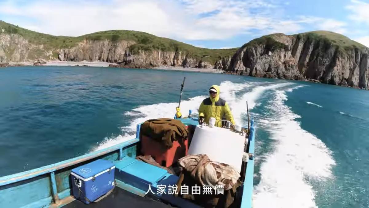 家銘叔叔是東引島上唯一一位獨自作業的漁夫，因為對海洋的熱愛也能夠撐起家計，所以選擇在東引繼續捕魚，傳承上一代漁民的精神，並也希望東引能擁有更好的未來。
