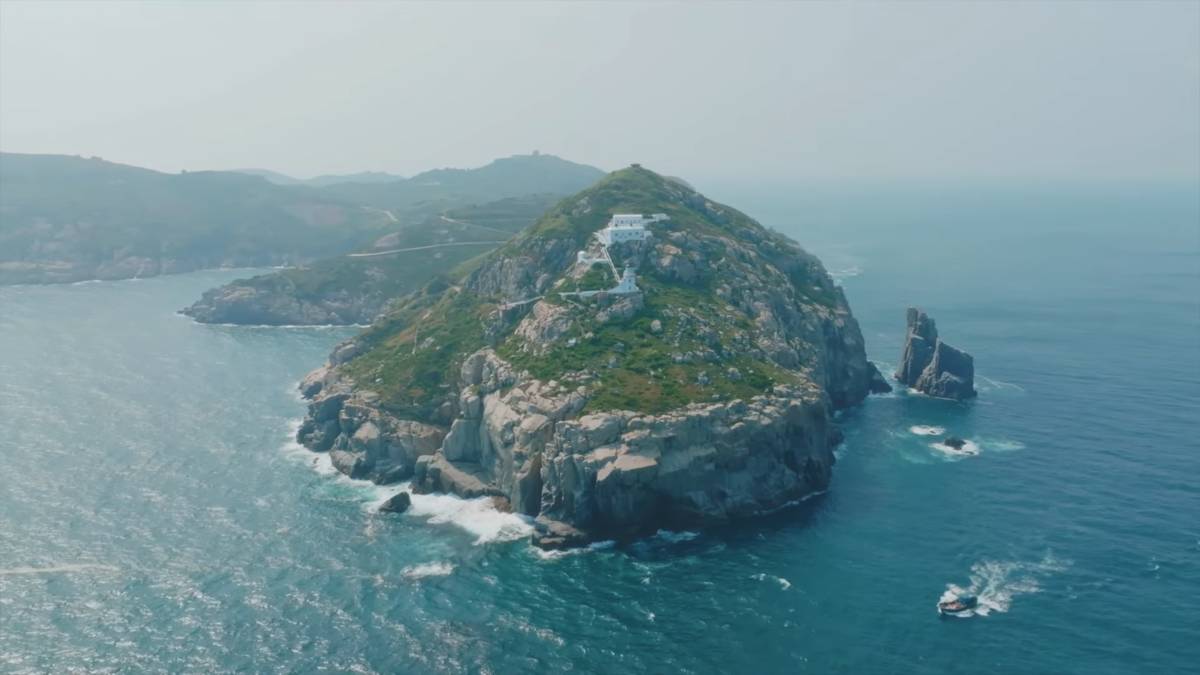 東引，一個位於台灣最北邊的小島，四面環海，早期島民都以捕魚為生，黃魚曾經是東引島漁獲量的象徵，然而現在卻因為過度捕撈而導致生態失衡，漁獲量變得大不如前。
