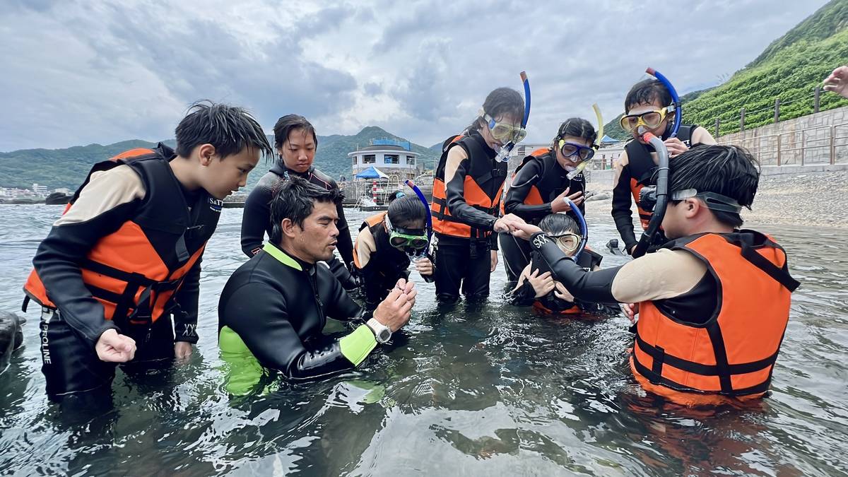 中港國小學生浮潛第一步蛙鏡除霧操作