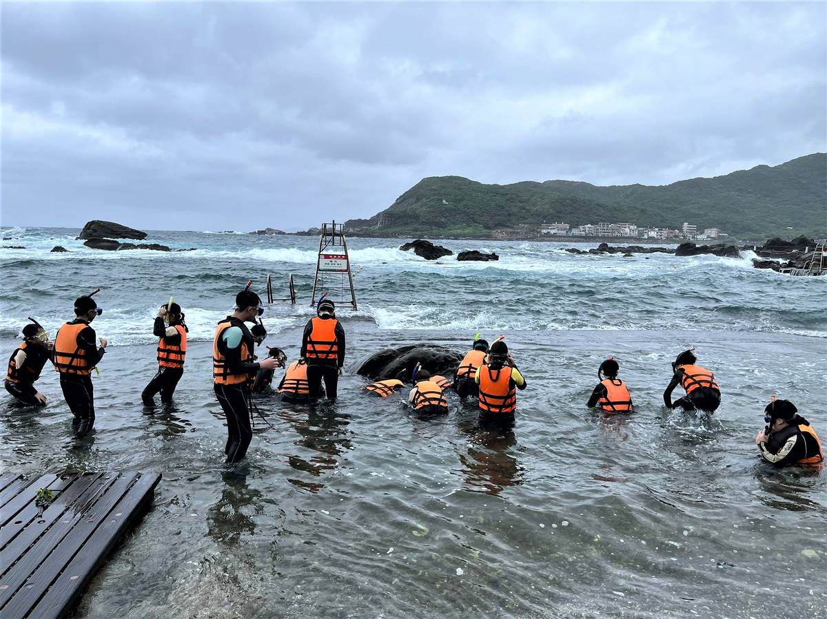 永吉國小學生浮潛觀察海洋生物
