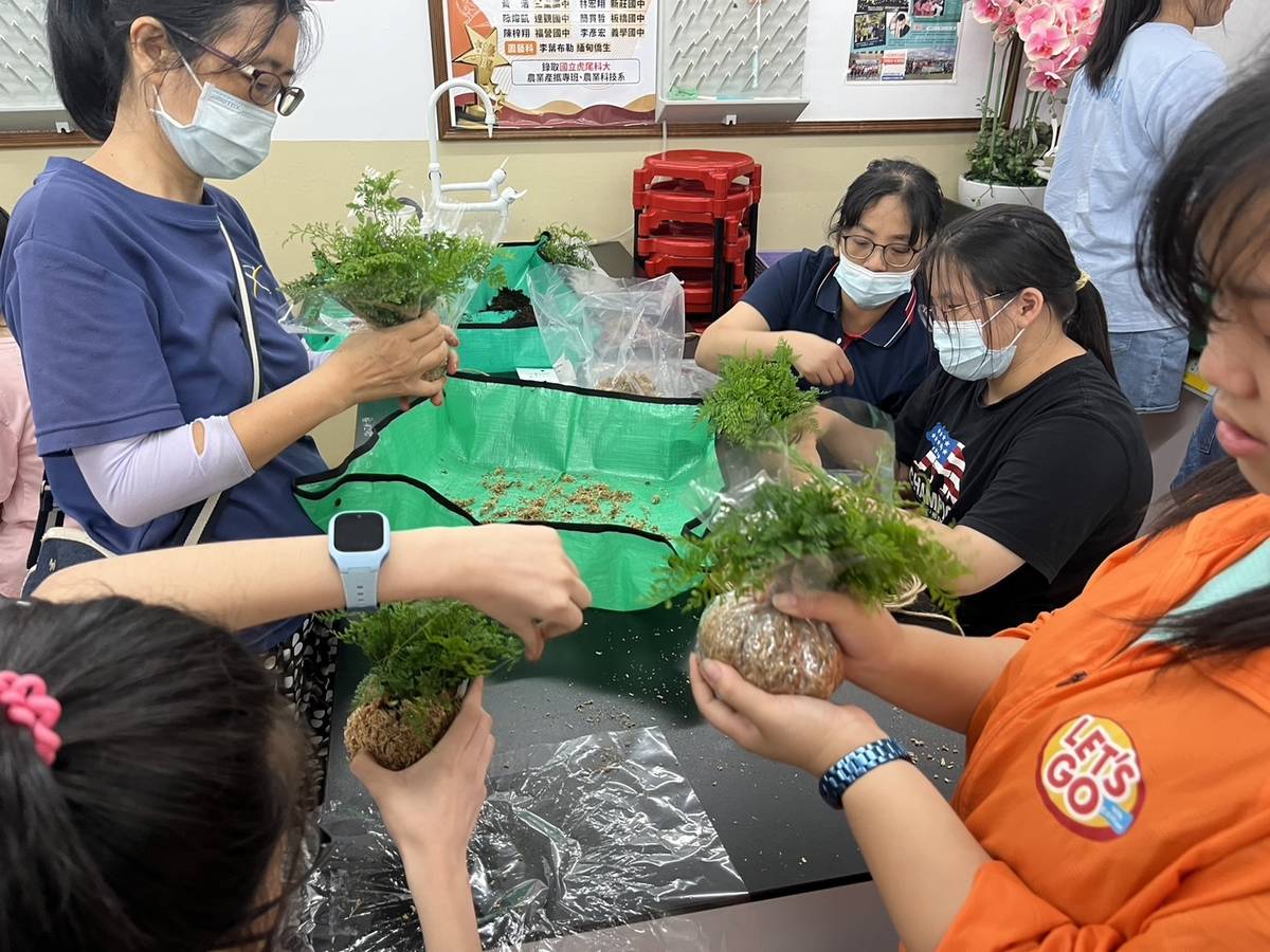 莊敬高職農業群-花花世界好好玩：乾燥花束包裝與療癒苔球