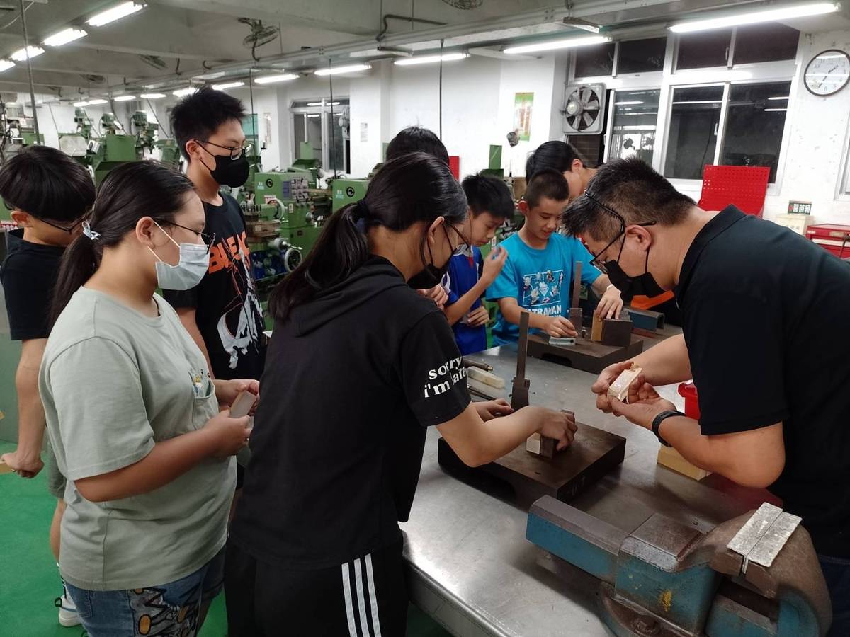 瑞芳高工造型雕刻杯墊與透明手機架