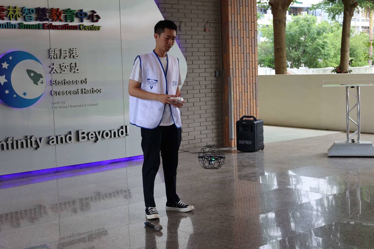 教練示範操作足球無人機（圖源：雲林縣政府）