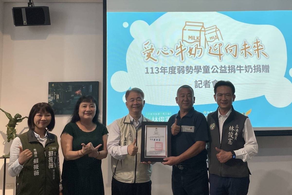 教育局副局長王崑源代表致贈捐贈單位感謝狀