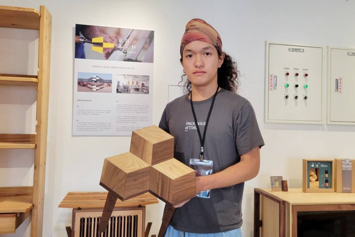 三年級學生陳亮維與學長合作，打造幾何造型的木椅作品，以多個菱形組成蜂巢形狀，運用傳統榫接工法製作，結構簡單，但作工力求細緻。