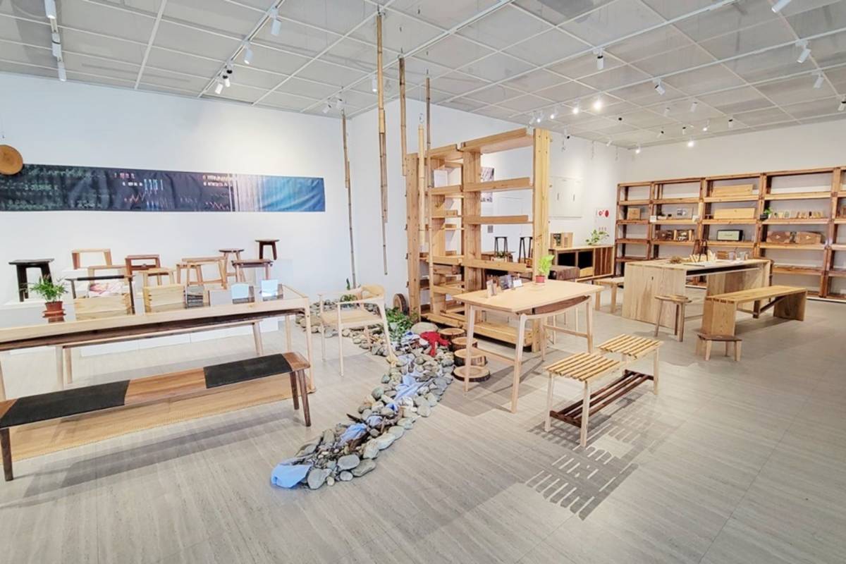 集結在校生、畢業生及教師共22位展者的心血之作，公東高工家具木工科師生成品展「什光序」即日在臺東縣環保局永續方舟館登場，展期至8月4日。