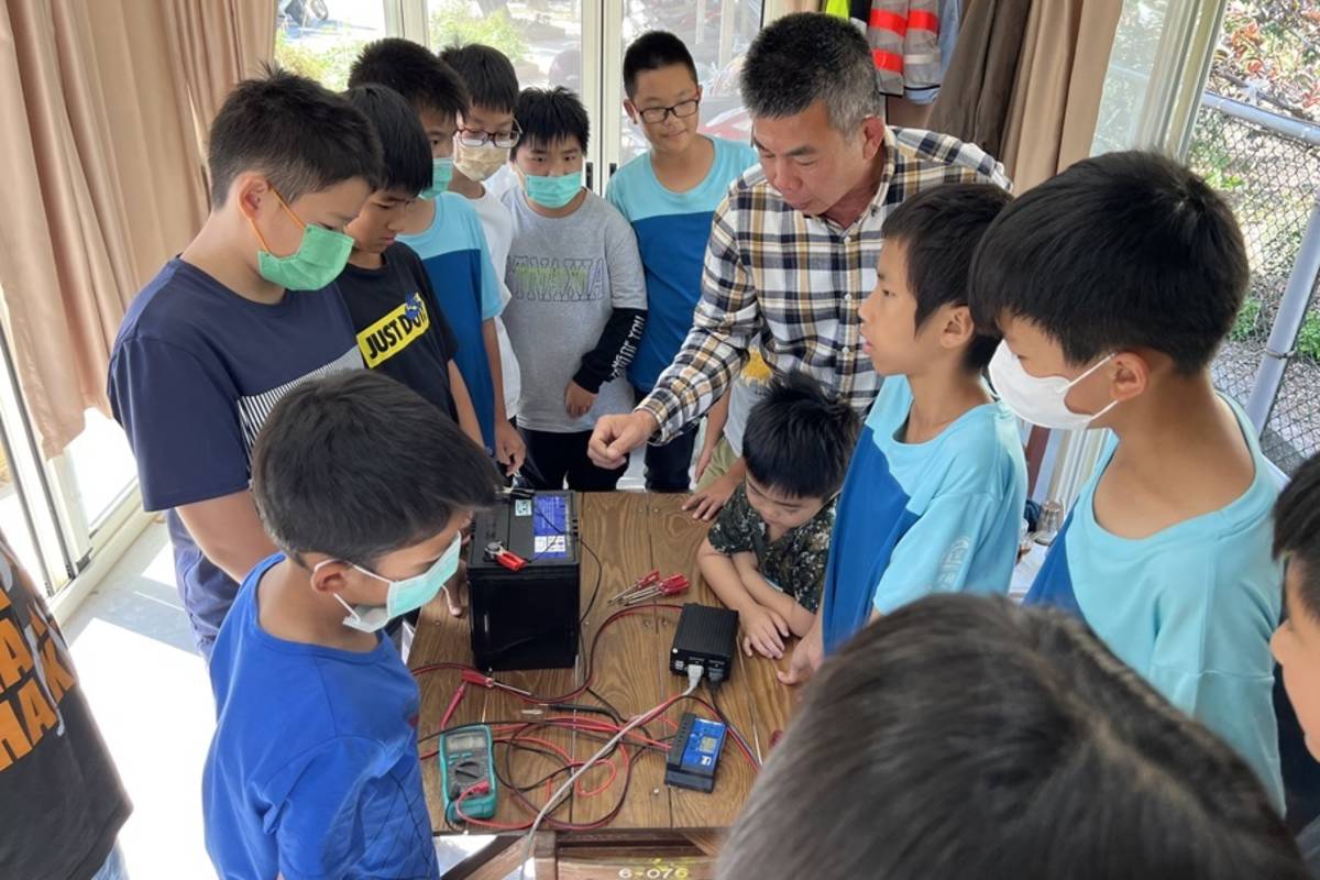 文祥國小校長吳世弘親自指導學生進行科學研究(圖片來源：吳世宏提供)