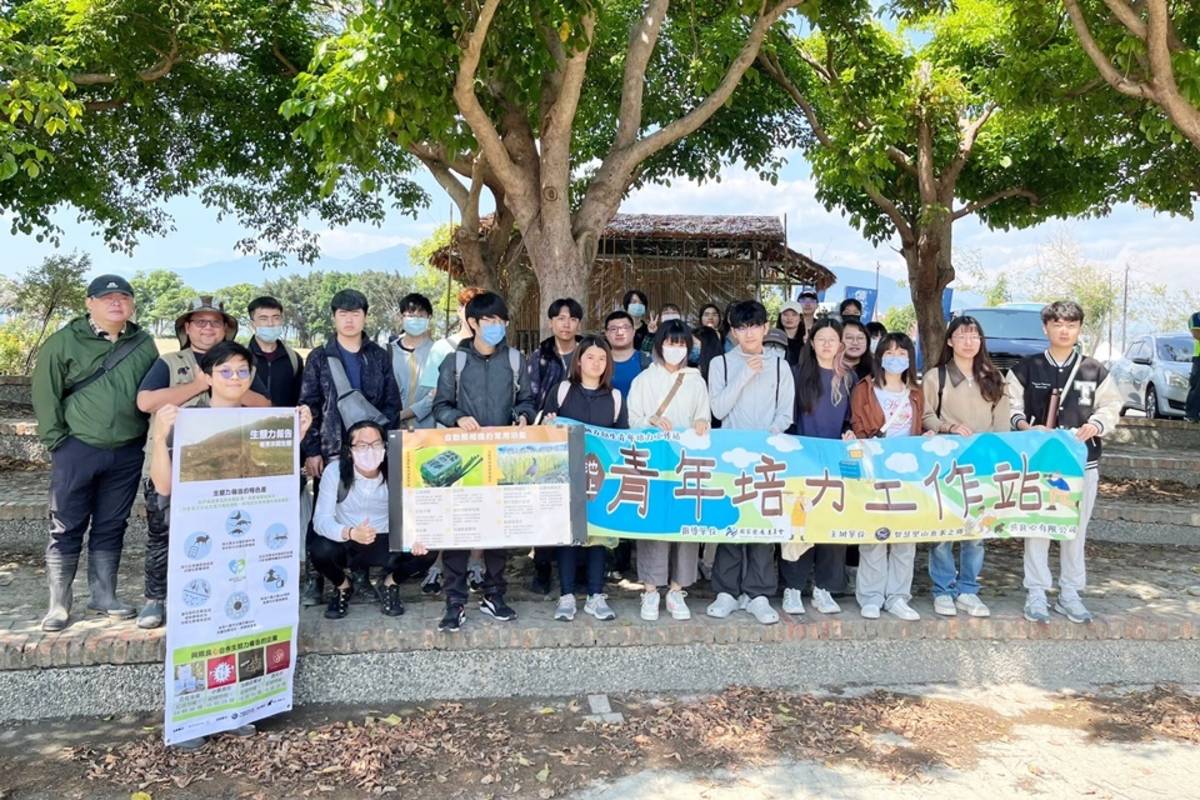 池上青年培力工作站今年與國立臺東大學生命科學系合作，由學子到田間進行生態調查，除學習生態調查技巧外，也協助青農落實ASR，達到社會實踐的目的。