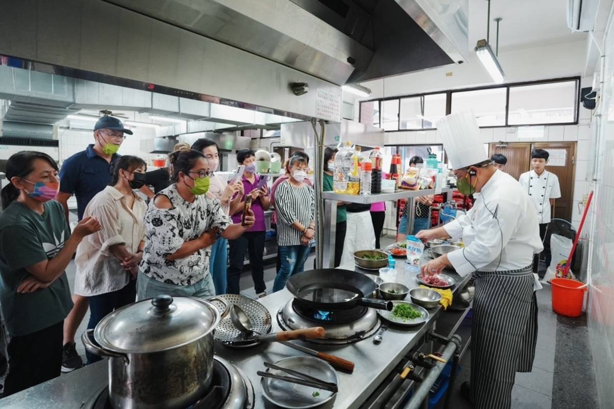 午餐廚勤人員廚藝交流工作坊，主廚現場料理示範