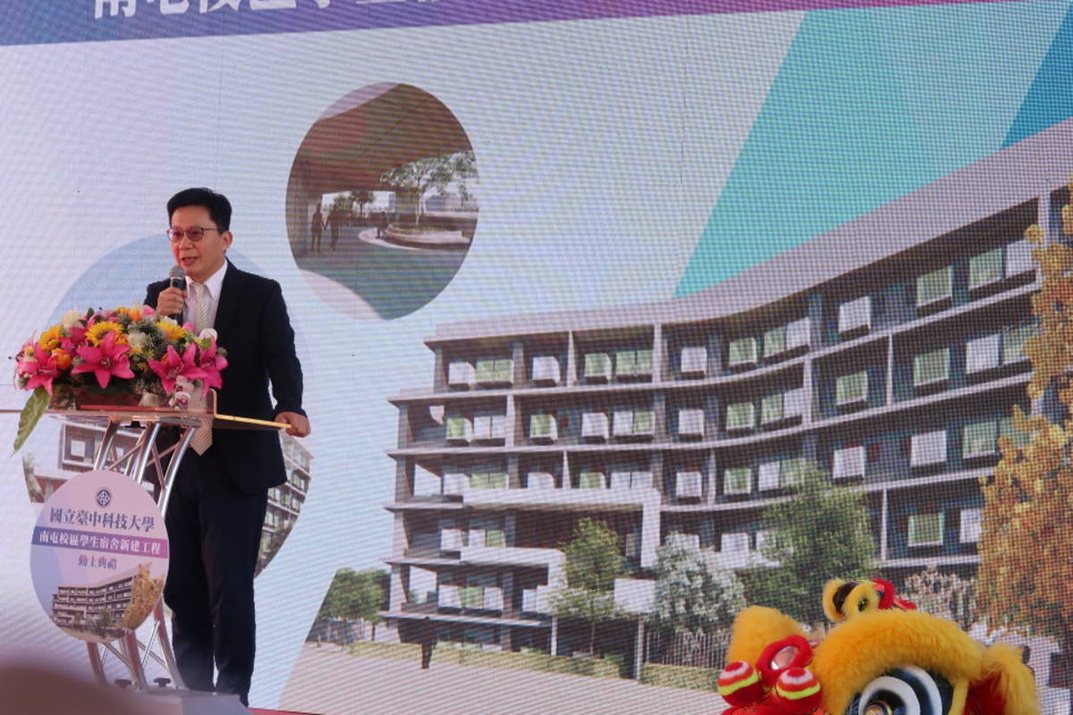 教育部次長張廖萬堅期勉，新建校舍，讓地方與學校共同發展。