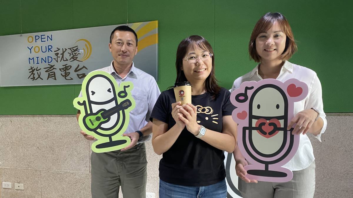 雍子咖啡老闆(左)和老闆娘(右)客製化為客人烘出專屬口味咖啡