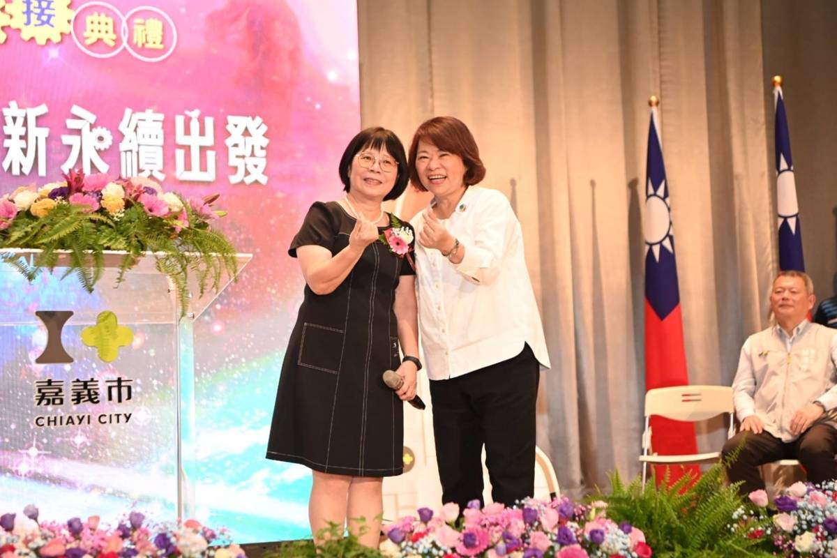 黃 市長與吳鳳幼兒園退休園長呂秀櫻合影