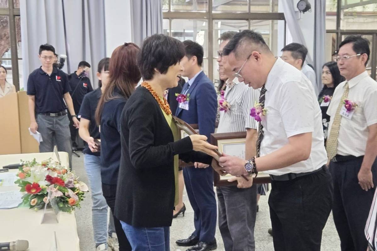 臺東縣舉行113學年度國中小校長布達暨交接典禮，由縣長饒慶鈴布達並逐一頒發聘書。