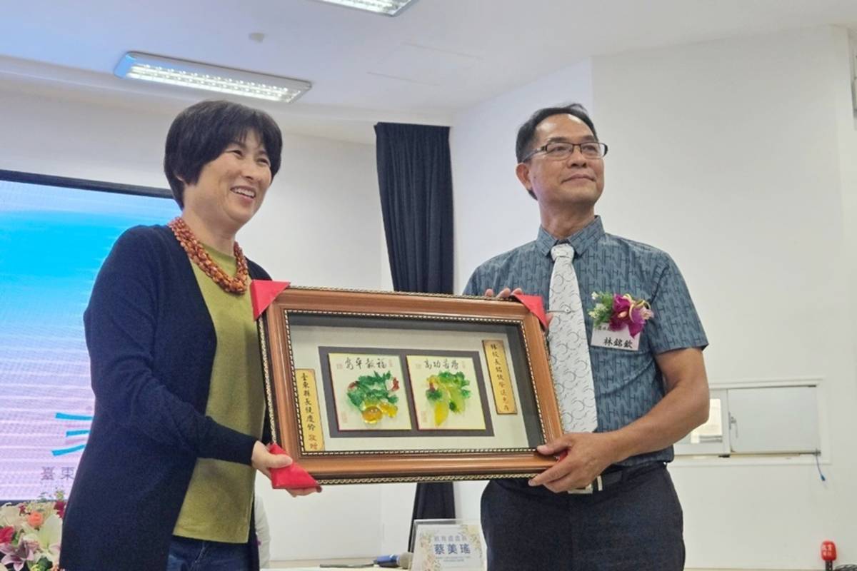 臺東縣長饒慶鈴(左)贈匾額感謝退休校長。林銘欽校長(右)今年卸下教職，代表退休校長致詞，期勉在任校長們作為教育的領航員，讓臺東的孩子發光發熱。