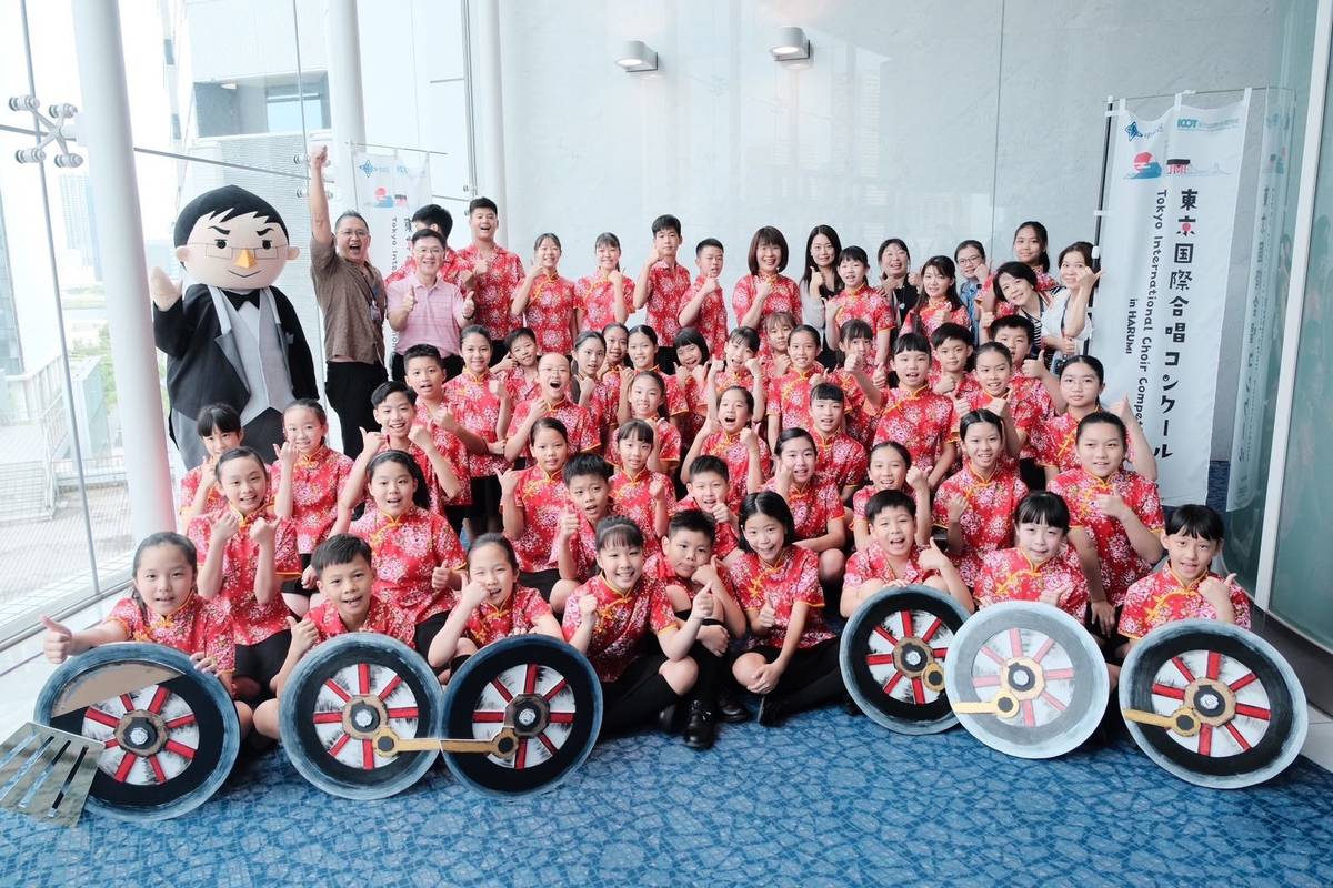 三玉國小合唱團以一曲「丟丟銅仔」炒熱現場氣氛