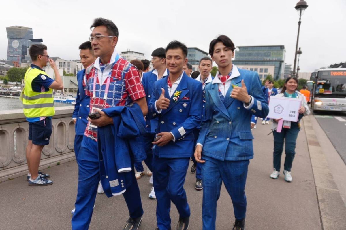 林郁婷（右1）是我國巴黎奧運拳擊選手，於7月26日參加奧運開幕式。(教育部體育署提供)