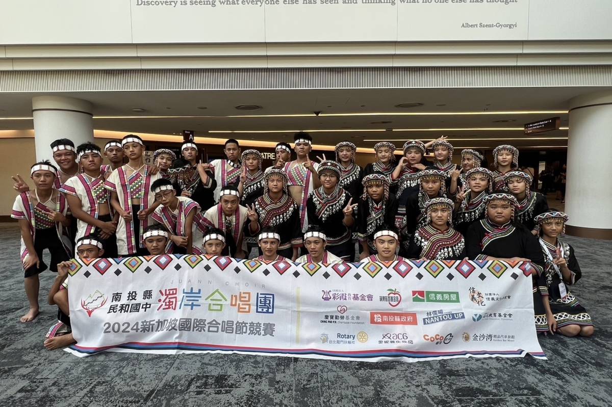 南投縣民和國中濁岸合唱團在新加坡國際合唱節競賽中拿回金獎(圖片來源：彩霞教育基金會提供)