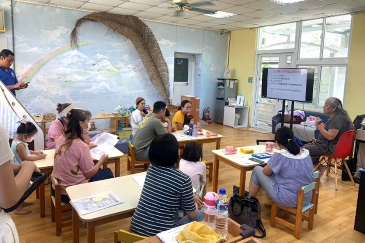 臺東縣婦女福利服務中心暑假期間與3個線區的親子館合作，各舉辦一場外展活動，帶領親子探索感官的神奇之處。
