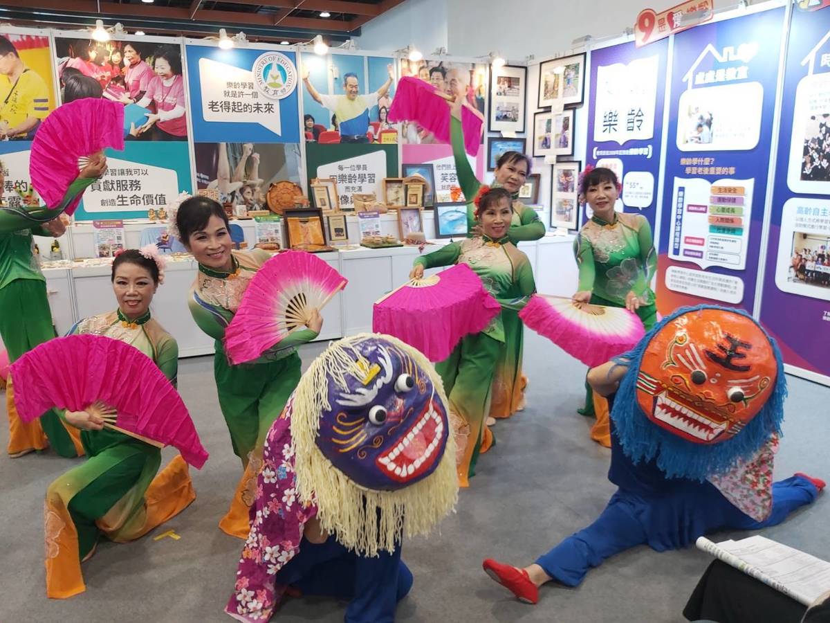 桃園市平鎮樂齡優質中心的女性學員表演傳統的客家歌方口獅戲燈籠。