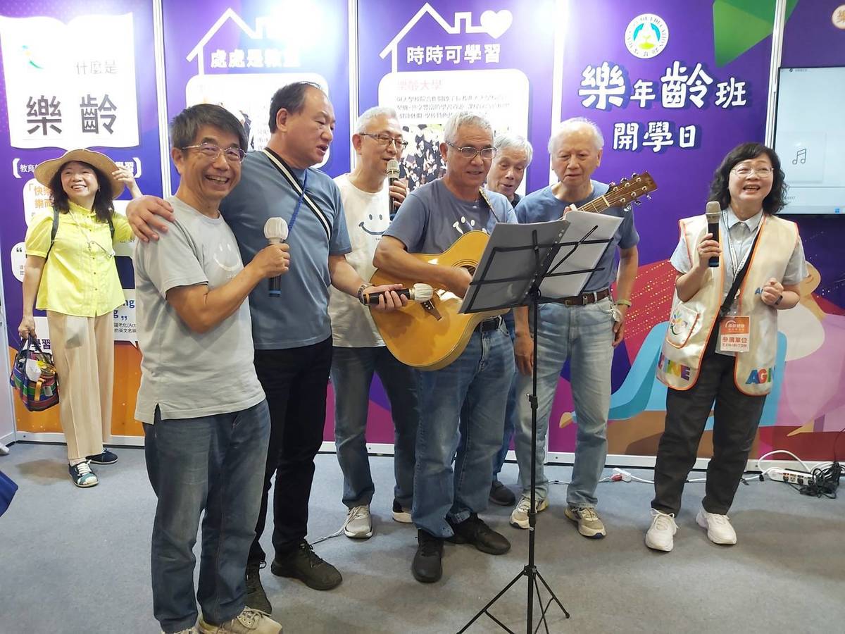 臺中樂齡學習示範中心的男性學員帶來民歌演出。