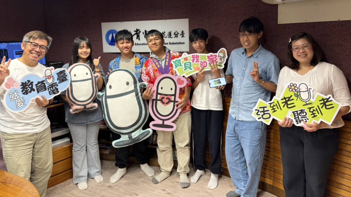 左起胡智翔校長,學生陳巧捷陳信延,阿篤·拉法倞,王宇軒,東展主任,發福的主持人