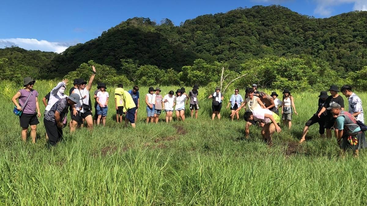 學生赤腳站在東源部落水上草原 (教育部提供)