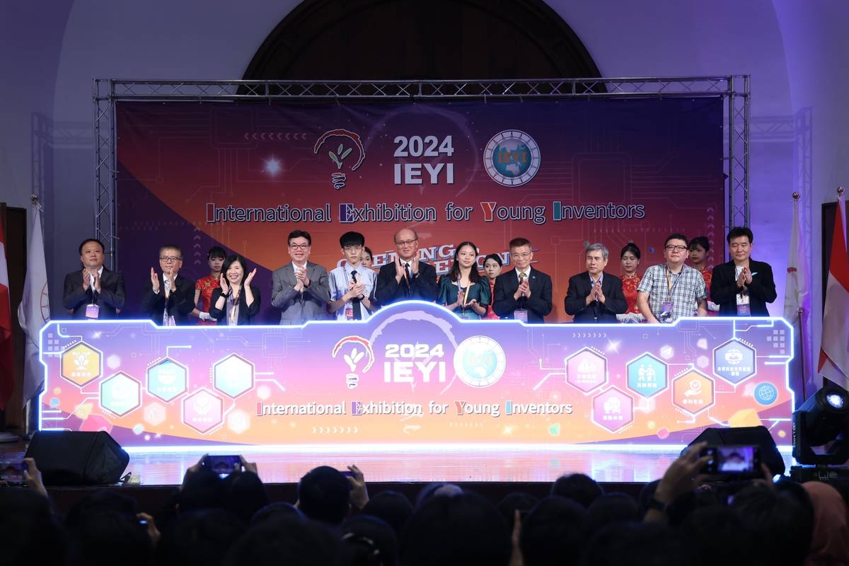 2024 IEYI世界青少年發明展開幕式，教育部次長林騰蛟（前右6）、新北市副市長劉和然（前左4）與臺師大校長吳正己（前右4）等貴賓一起宣布啟動 (臺師大提供)