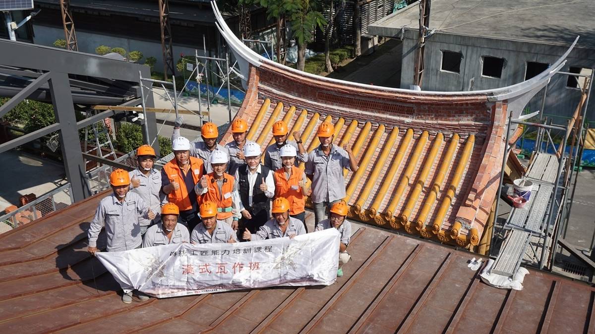 112年漢式瓦作班結束後，邱上嘉（黑色背心者）與匠師、學員合照