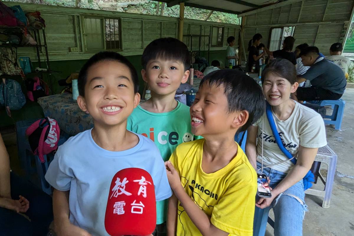 參加廣播遊學活動的小朋友熱烈地討論沿途看到的昆蟲