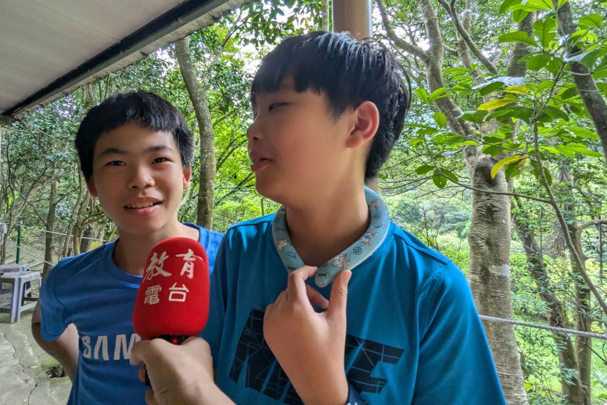 學生楊恩(左)分享攀繩體驗

