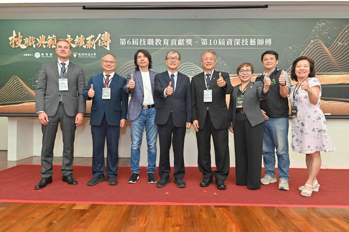 鄭英耀部長葉丙成次長楊玉惠司長與技職教育貢獻獎全體得獎者合影