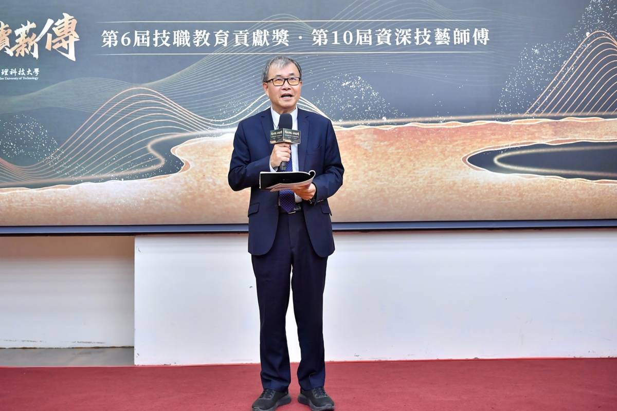 鄭英耀部長致詞前接受媒體聯訪