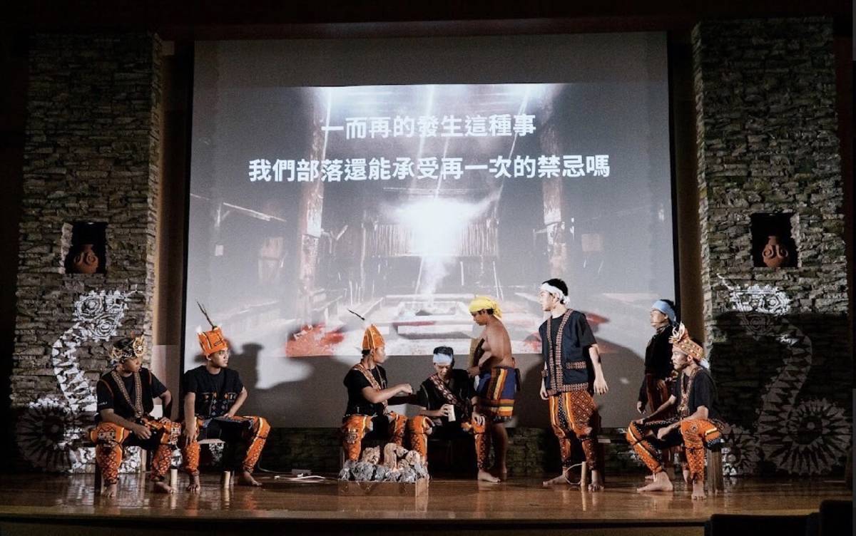 史前館X東大協作中心X知本國中  館校合作展演《花環與稻浪saruma'enan》(攝影：王思涵)