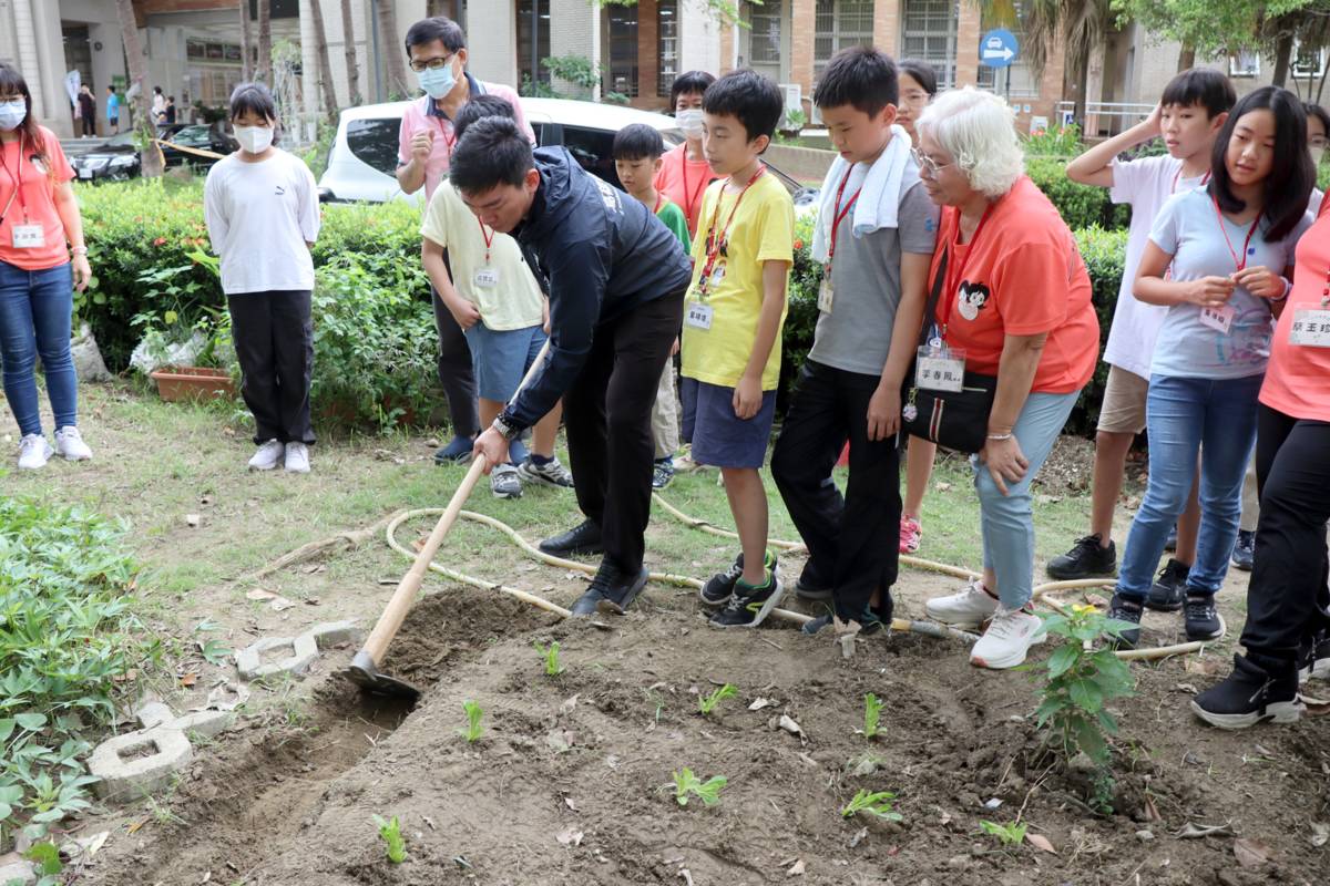 吳立森參加食農教育體驗營 與學生共同體驗食農教育