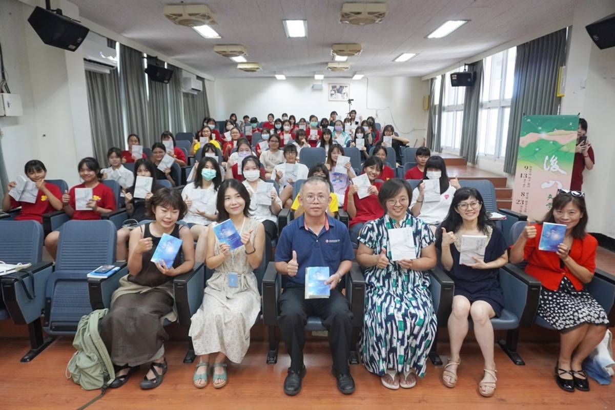 「113年後山文學獎暨年度新人獎」開放徵件，校園推廣講座同步開跑，邀請108年後山文學獎社會組散文類首獎得主周紫宸(前排左2)，到校分享文學寫作經驗。