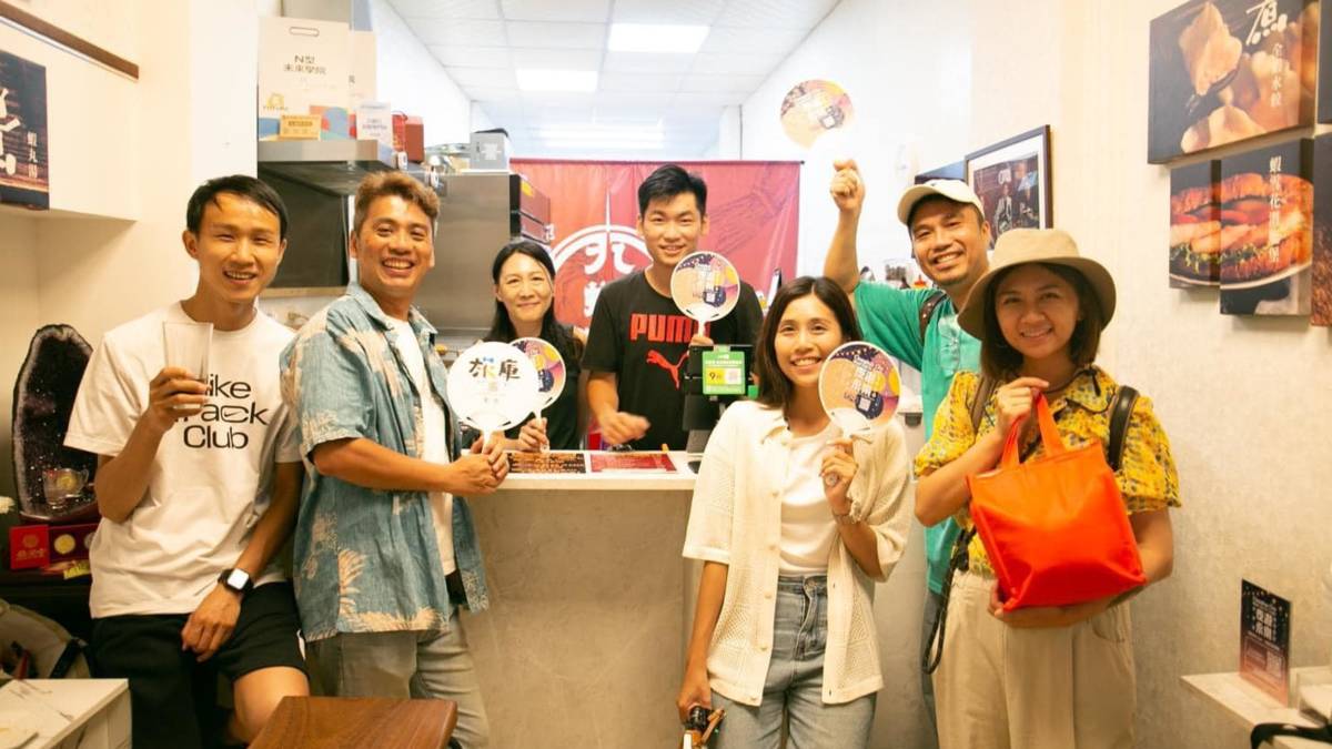 小王子邱明憲(左2)帶著遊客走訪永樂街店家(圖片來源：夜遊永樂臉書專頁)