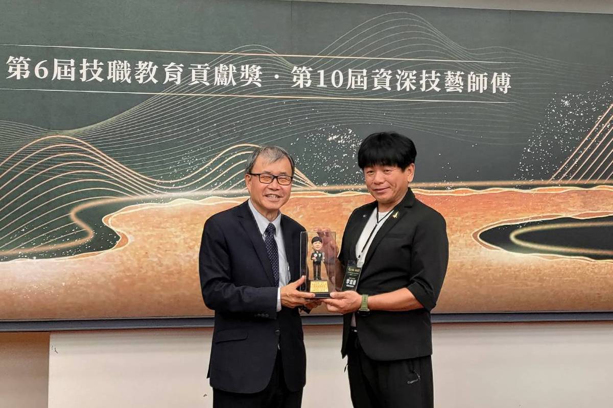 教育部表揚資深技藝師傅 李宏達(右)培育「飛機醫生」獲獎