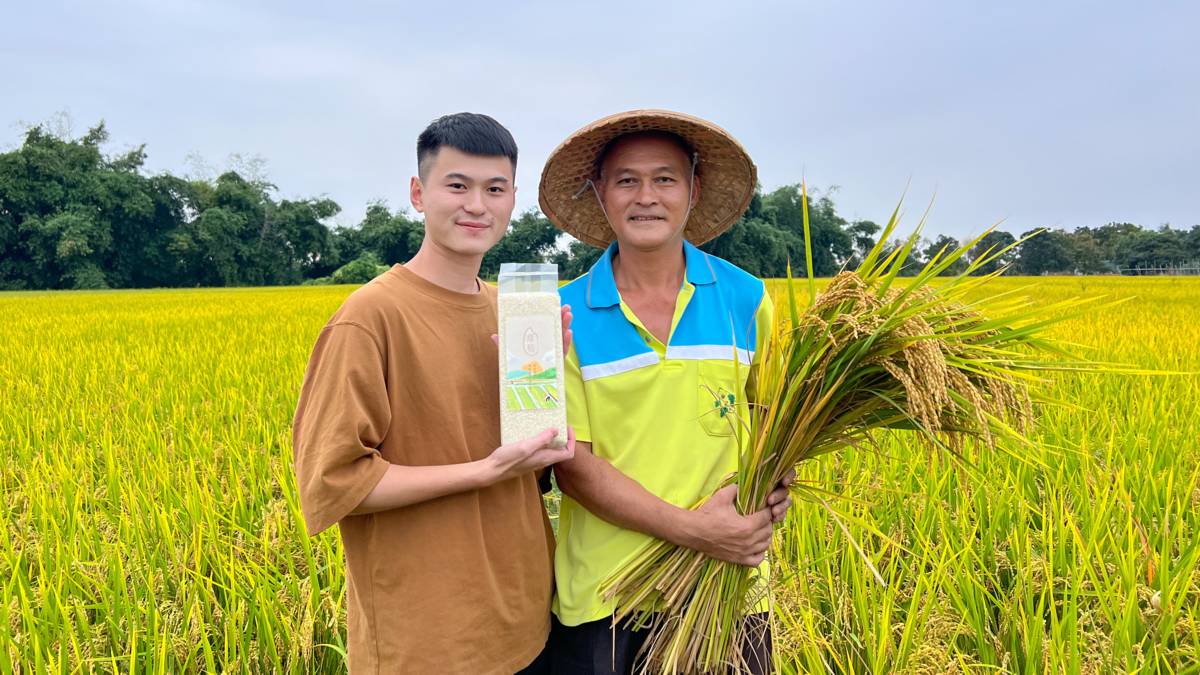 周仕昌(左)和父親一起成立「厚稻」品牌要推廣大林的好