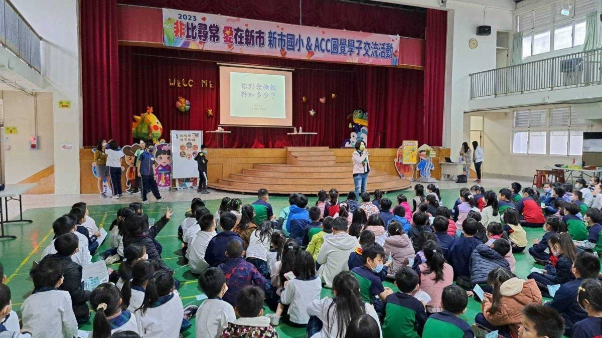 111學年度校園健康主播競賽-佳作-臺南市新市區新市國小-112學年度營養教育宣導

臺南市新市區新市國小獲111學年度校園健康主播競賽佳作。學校設計多元的健促闖關活動，以及健康存摺獎勵機制，鼓勵孩子走出戶外。並與社區配合，讓阿嬤帶著孩子共同運動、保護視力，以達到樂齡、樂活的祖孫教育。學習環境也有所講究，注重教室內的光源照明以及黑板與座位的距離控制，保護孩童視力健康，讓孩子能舒適地在教室內學習，也能快樂地在教室外活動身體，接觸自然光線，足見新市國小對於孩童視力保健的重視與用心。

採訪：臺南市新市區新市國小李智賢校長、
             李珮菁體育組長、金佩君護理師、
              603班生吳沛諼