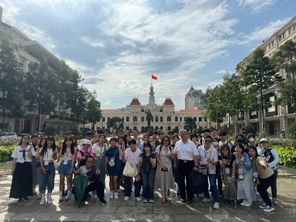 國教署何采盈科長(前排右6)與高科大俞克維副校長(前排右5)帶領學生至胡志明市政廳參訪 (教育部提供)
