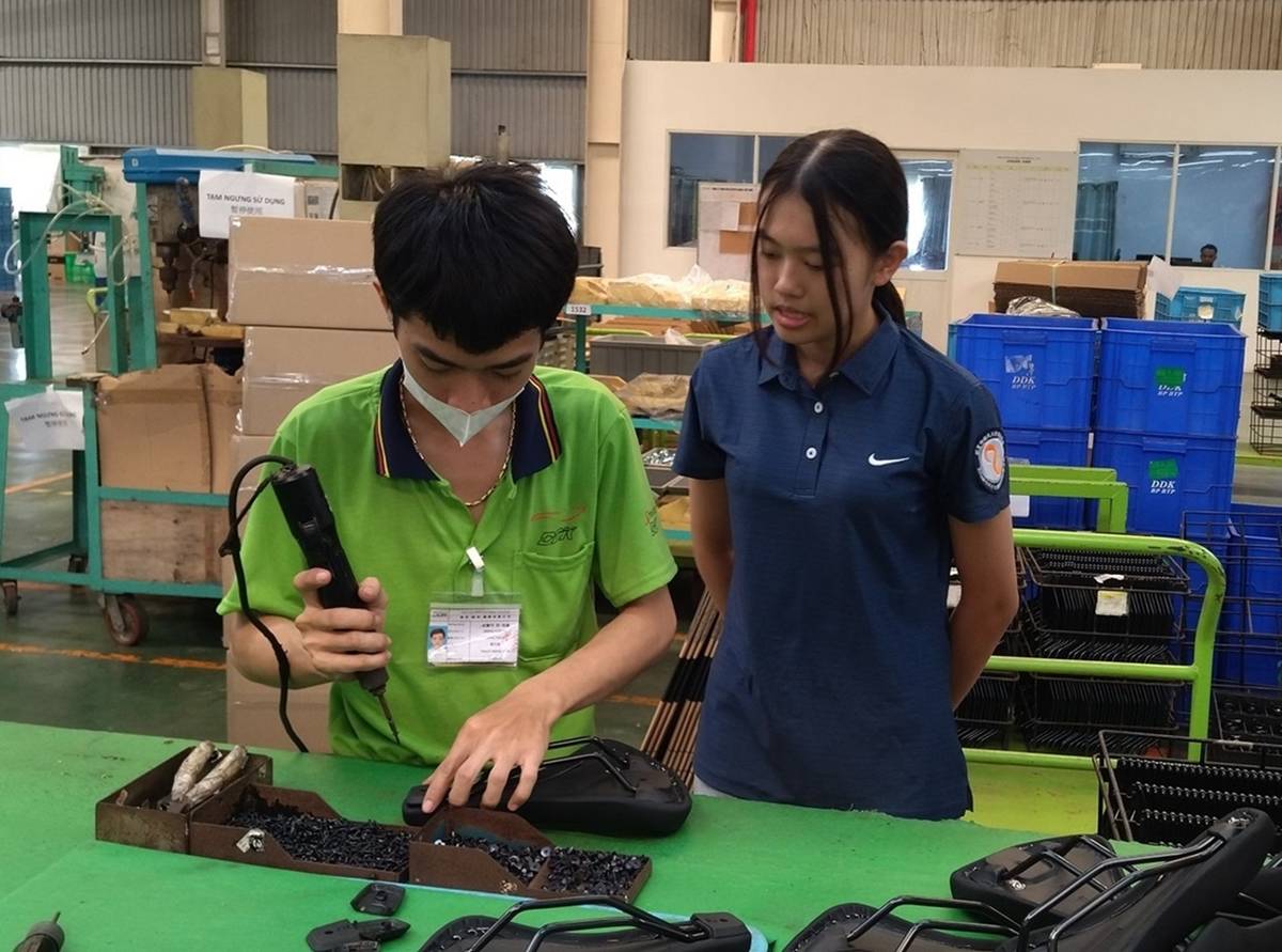 學生在鋒明公司實際體驗自行車坐墊製作 (教育部提供)