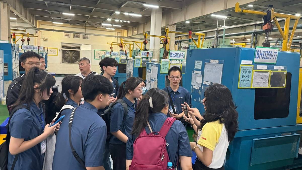 學生參觀信統電產公司，實際了解塑膠射出製程 (教育部提供)