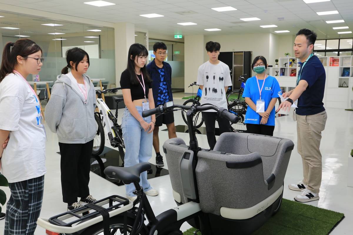 行前的國內臺廠見習活動，至太宇科技公司參訪腳踏車製程 (教育部提供)