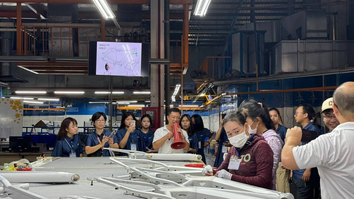 至太宇科技公司越南廠參訪體驗腳踏車架鎖螺絲的程序 (教育部提供)