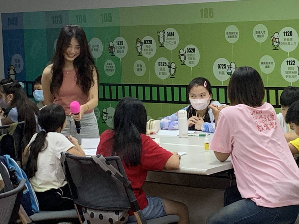 崔娜老師運用雙語口說與小朋友們互動